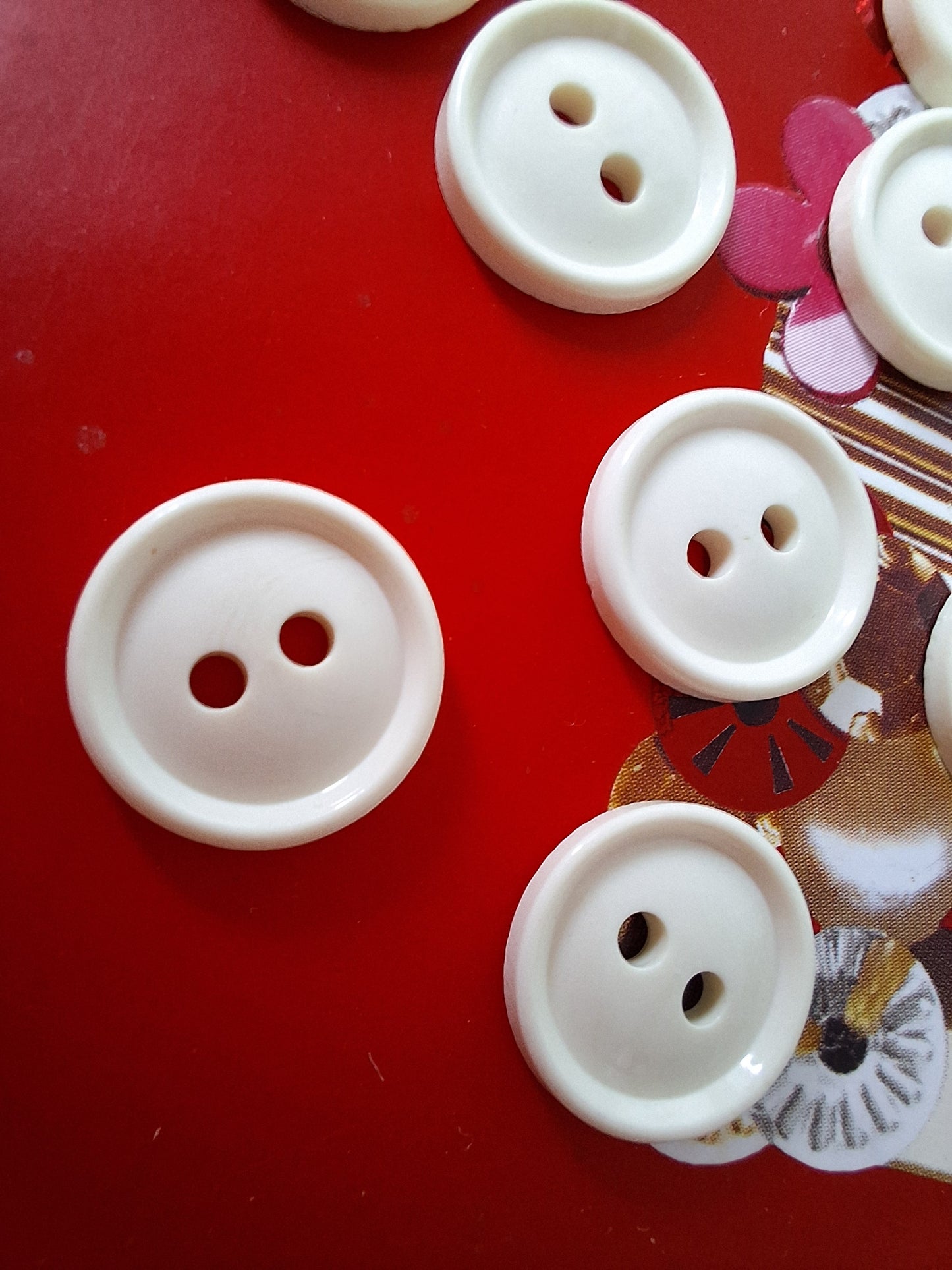 Pack of 20 8mm Rim Edge Cream Round 2 Hole Buttons - Close Up