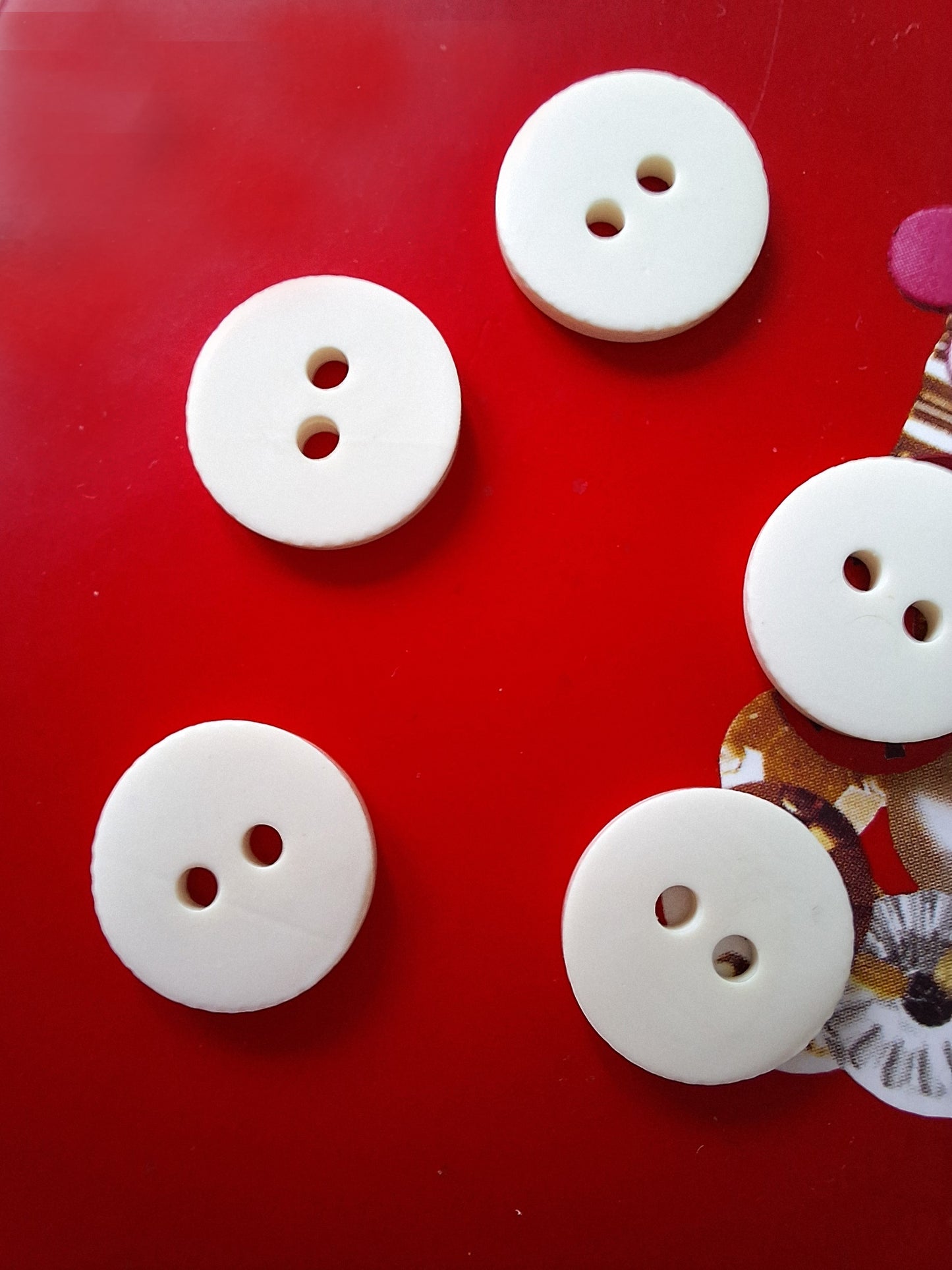 Pack of 20 8mm Rim Edge Cream Round 2 Hole Buttons - Back